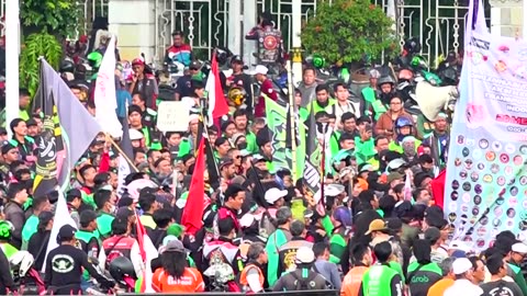 Indonesia's ride-share drivers call for higher wages