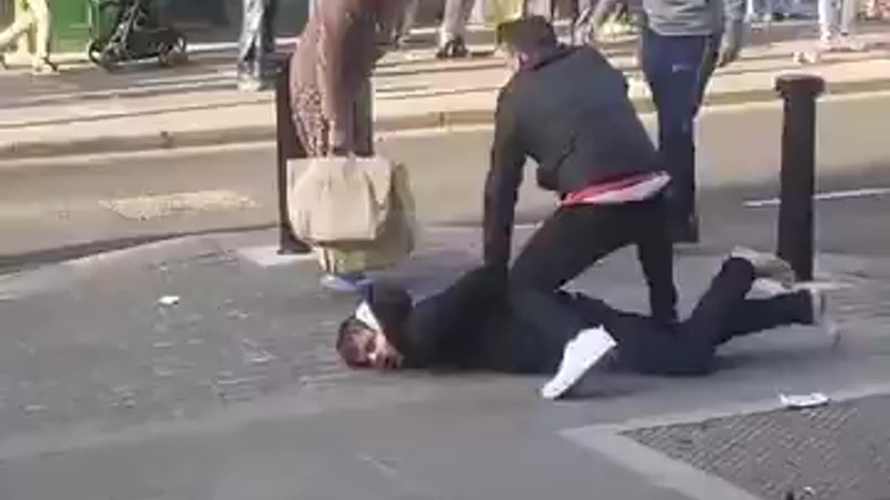 Dublin Alleged knife attacker subdued by Irishmen on talbot street.