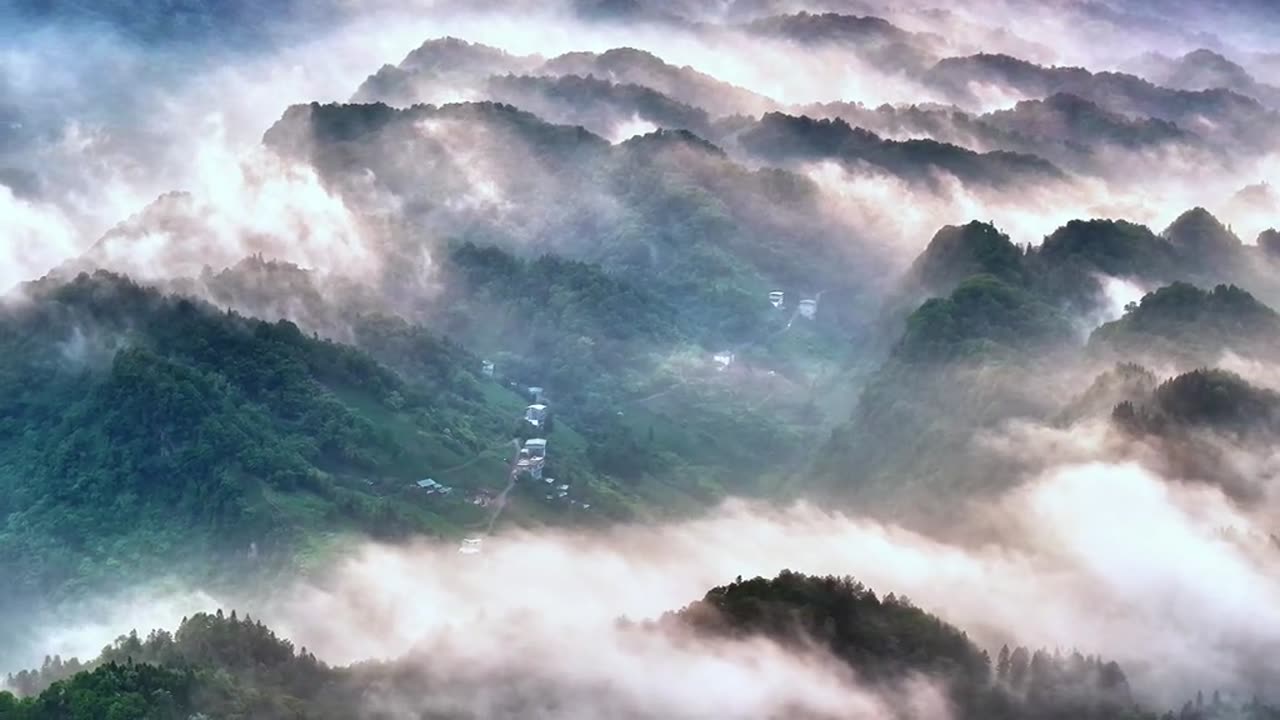 Ink Wash Mountains and Rivers: Sea of Clouds, Sunrise, and Earthly Paradise
