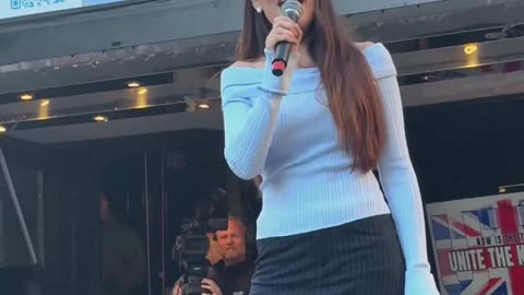 BREAKING 🚨This young woman from Spain holds up a cross and has a message for Erika Kirk