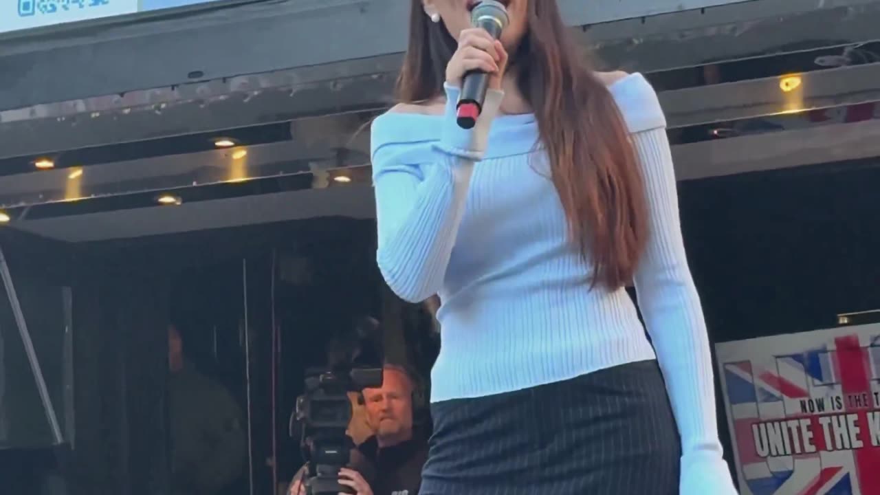 BREAKING 🚨This young woman from Spain holds up a cross and has a message for Erika Kirk