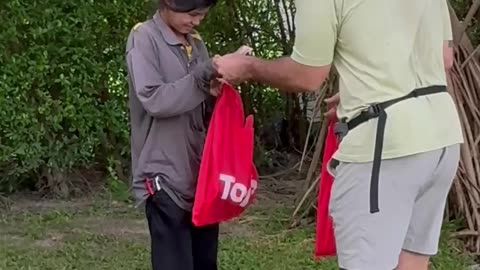 Kindness in Its Purest Form — No Stage, No Spotlight 🌻