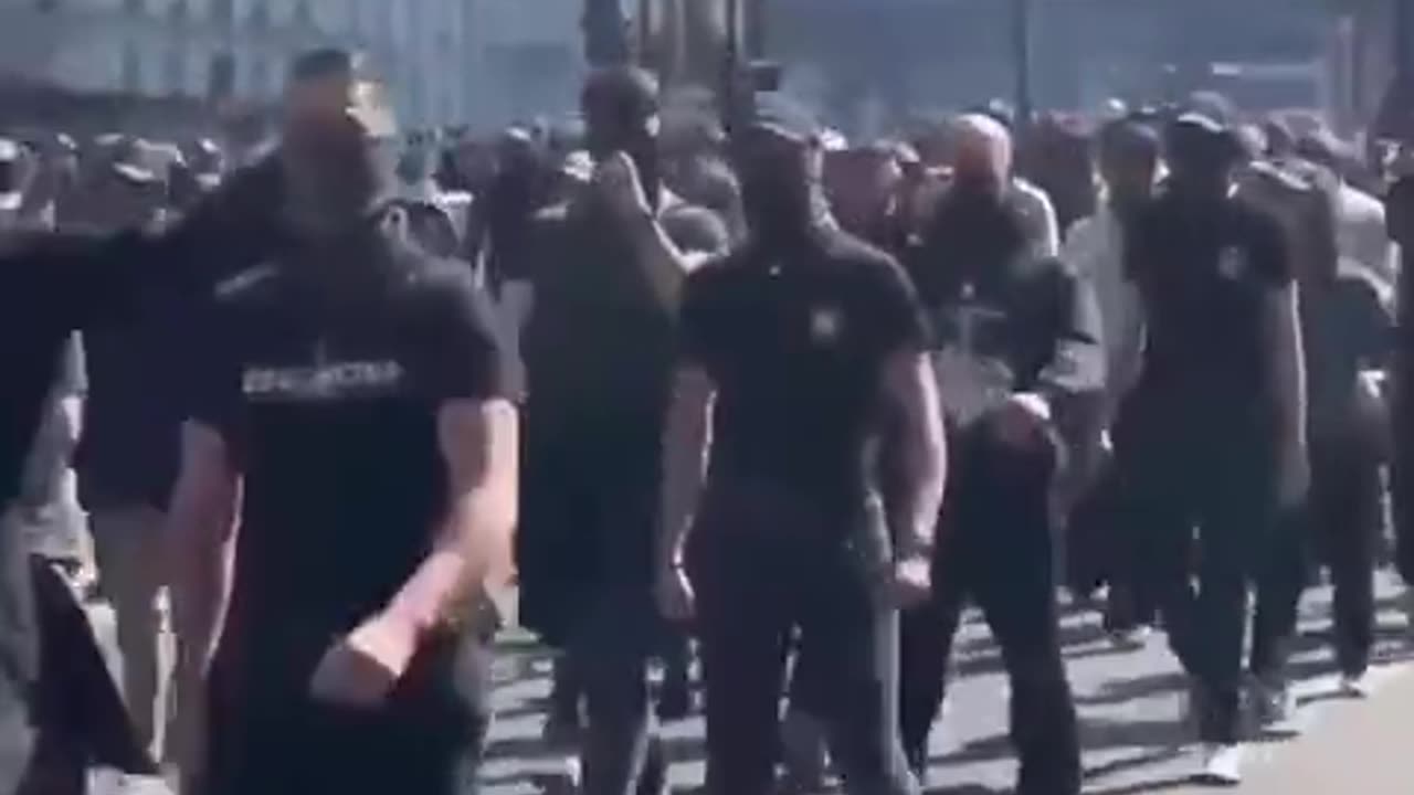 manifestazione contro le politiche di Macron sull'immigrazione