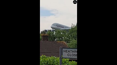 Unimaginable size metal bird over your house! 😱🛬...Qatar Airbus A380 🇶🇦✈️👑...