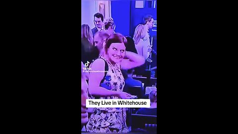 Reptilian Shapeshifter glitching inside the Whitehouse press conference 🐍