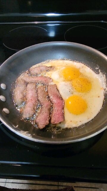 Steak 🥩 and Eggs 🥚 for breakfast 😋
