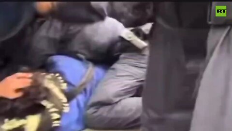 Polizei pummel unarmed civilian as girl begs 'stop'