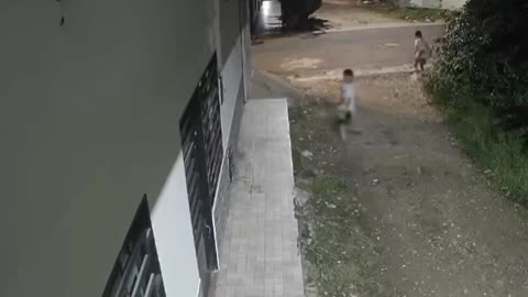 Niño se salvó de morir arrollado por una buseta