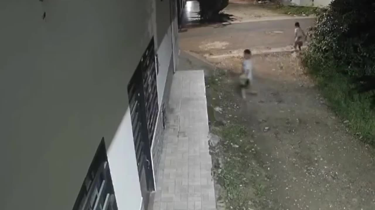 Niño se salvó de morir arrollado por una buseta