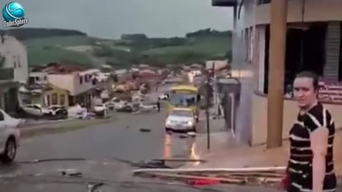 Brésil MAINTENANT ! Une puissante tornade détruit l'État du Paraná, au Brésil - Une ville en ruines