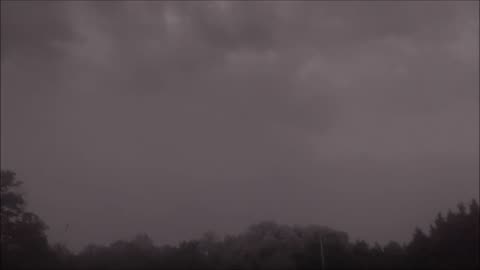 Nature’s Glow: Stunning Lightning That Shines Bright