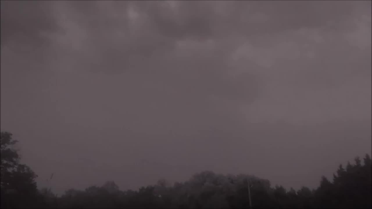 Nature’s Glow: Stunning Lightning That Shines Bright