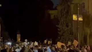 Manifestantes anti-Zelenski desafían el toque de queda en Ucrania