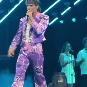 The AMAs sizzled with a kiss from JLo, a flip from Benson Boone and a tribute to Rod Stewart