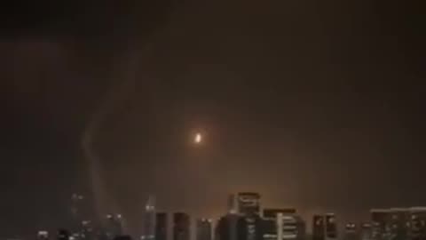 הטילים נופלים בקו ישר משמיים כאילו נורו ממטוס