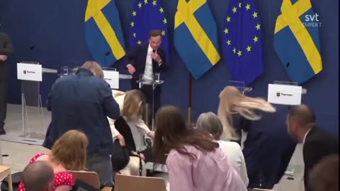 A svéd egészségügyi miniszter, Elisabet Lann összeesett a színpadon egy élő sajtótájékoztatón (nemattólvan!)