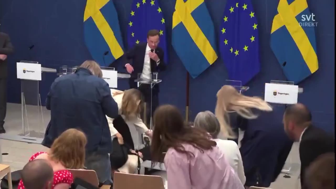 A svéd egészségügyi miniszter, Elisabet Lann összeesett a színpadon egy élő sajtótájékoztatón (nemattólvan!)