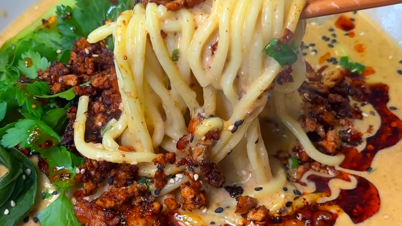 This Spicy Thai Peanut Noodle Soup is rich, creamy, and packed with bold flavors! 🥜🍜🔥