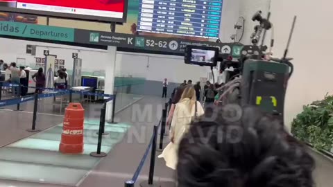 ¡SORPRENDEN a Angelina Jolie en México! El reportero Jonathan Hernandez la encontró en el aeropuerto