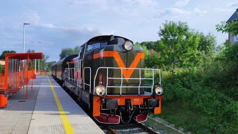 SP42-001 z pociągiem KD Retro