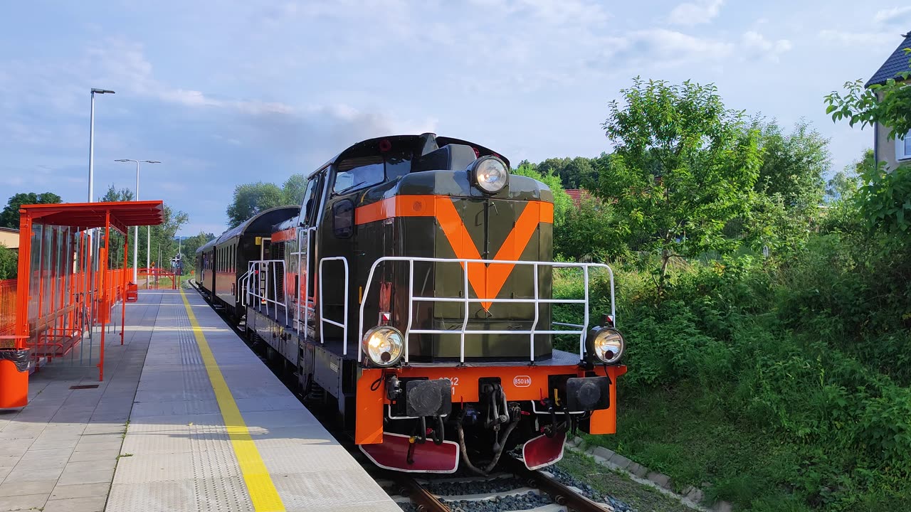 SP42-001 z pociągiem KD Retro