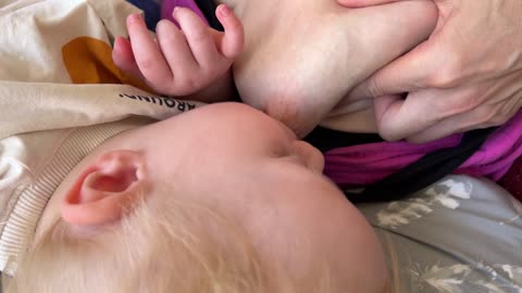 CLEARING A BLOCKED MILK DUCT THROUGH MANUAL MASSAGE DURING BREASTFEEDING || 
