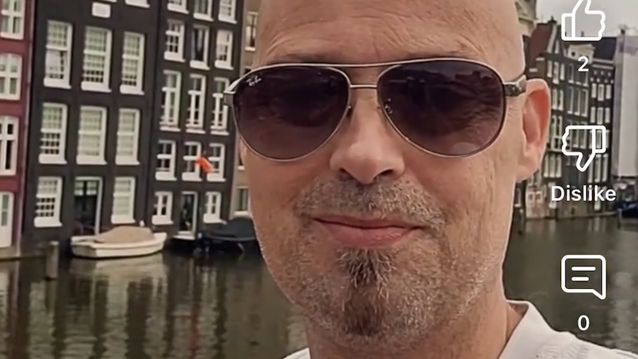 Bartjebom in Amsterdam hij is jarig