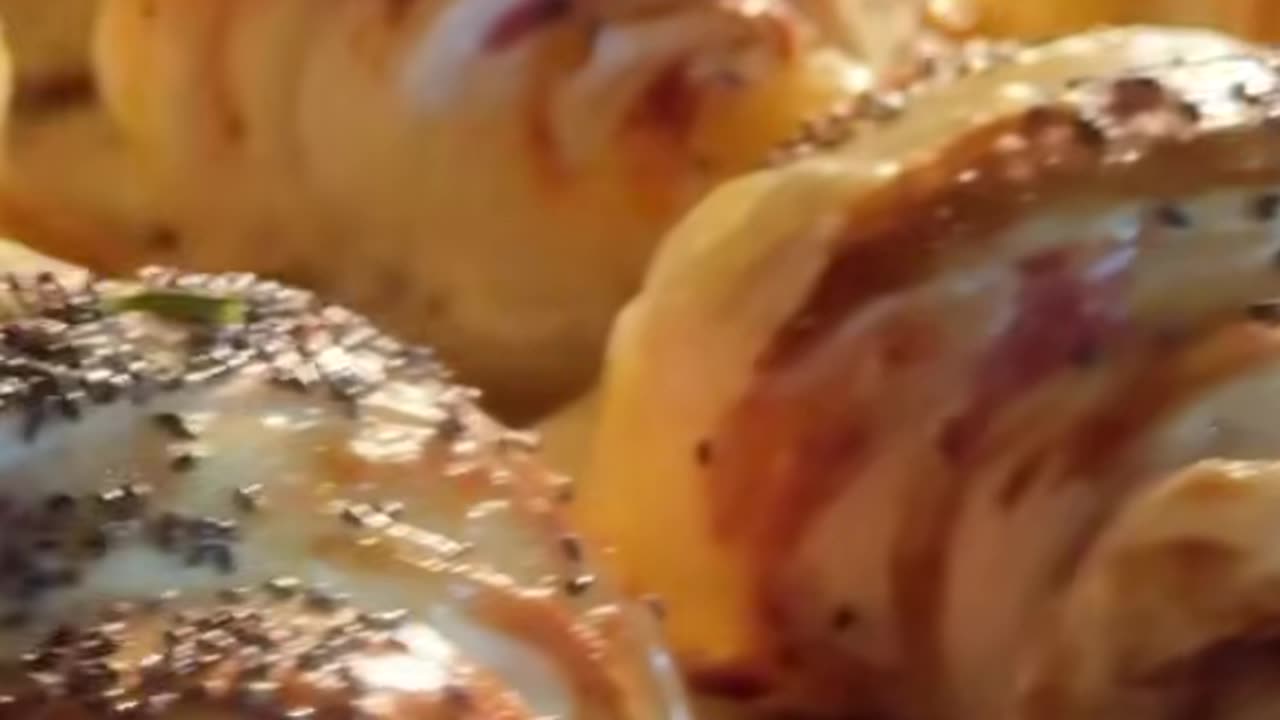 Quick Croissants: Simple Recipe with Puff Pastry! 🥐