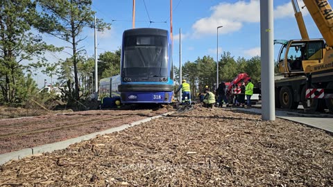 Stawianie wykolejonego tramwaju na tory