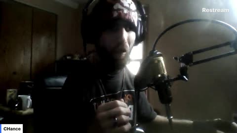 Cyraxx live on YT. "I'm a Pro streamer". (Deleted). 5/17/2025. Lol, cops came to his house.