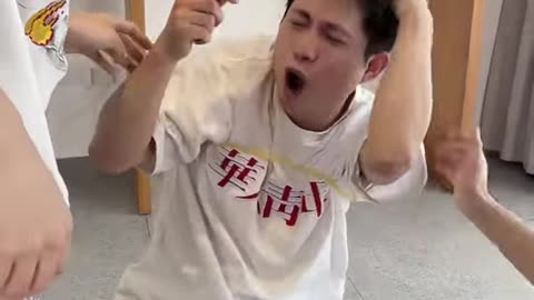 Hurry up and ask your friends to come and watch the three-person dice burning challenge