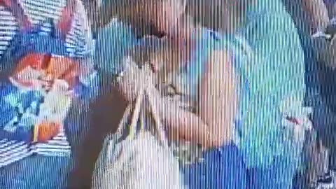 Video dejó al descubierto a mujer que roba frente a colegios en Bucaramanga