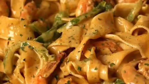 Pasta lovers??? Spaghetti? Fettuccine? Ravioli? Tagliatelle? With creamy shrimp its super delicious