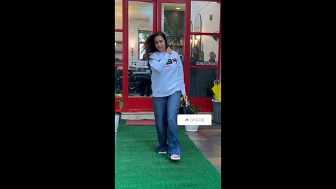 Bollywood Actress Malaika Arora Spotted at Locally Market in Bandra Mumbai 🔥🥰❤️