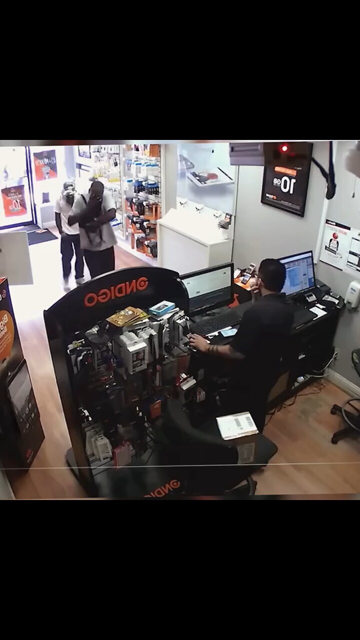 Two men trapped inside store during failed robbery attempt #robbery #crime #caughtoncamera #japd