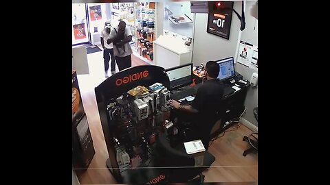 Two men trapped inside store during failed robbery attempt #robbery #crime #caughtoncamera #japd 