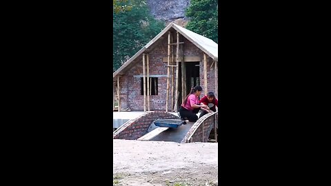 female workers laying bricks revealed! Their craftsmanship is no less than that of male workers