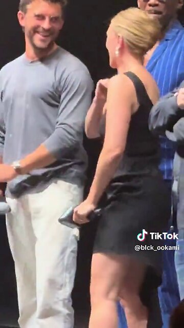 Scarlett wasn’t comfortable sitting in her mini black dress during the panel 👀👀👀