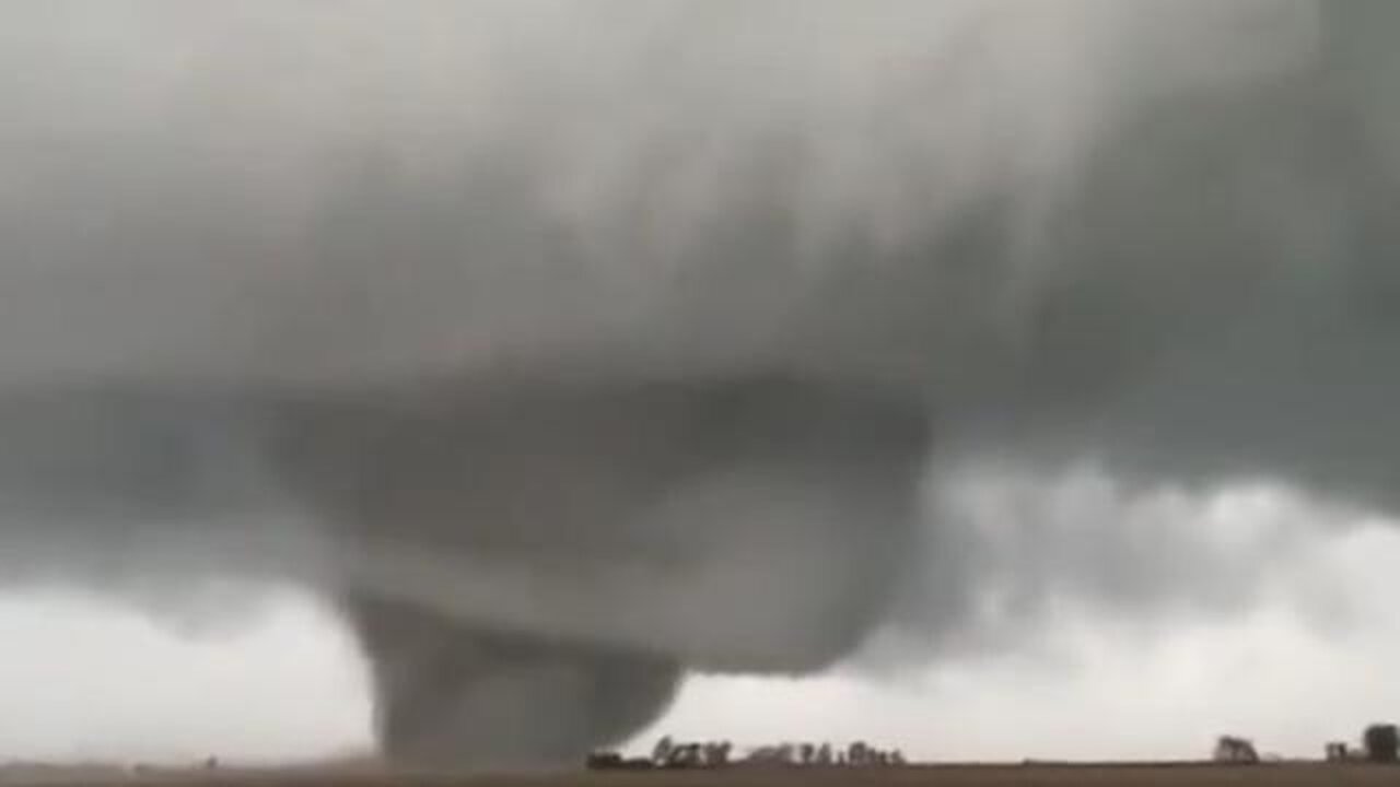 🌪️#Tornado #HAARP #Arkansas- Simply incredible horizontal vortices with the powerful tornado near Lake City, AR during this tornado outbreak. This is very similar to the Keoti, IA wedge from March 31, 2023 rated EF4🌪️