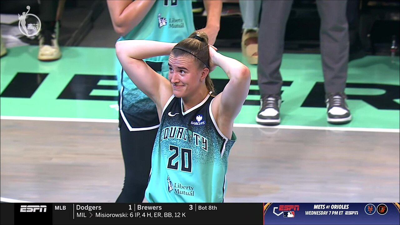 👀 TECH Sabrina Ionescu SHOCKED after WHACKING Chelsea Gray's FACE | New York Liberty WNBA basketball