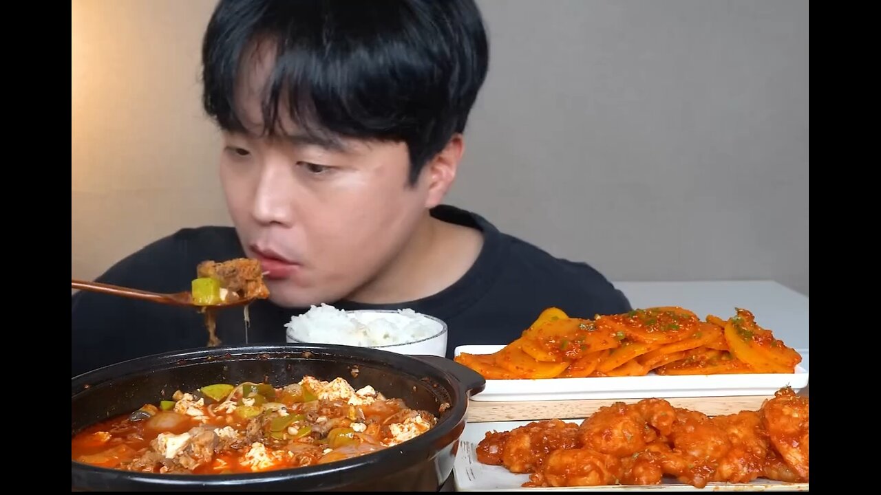 Black ginseng chicken soup stewed with soft tofu soup, chili shrimp, spicy radish, it tastes so good