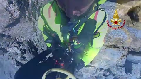 Rescue at 3,600 meters in Italy with the Fire Brigade's "Drago" helicopter