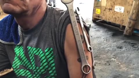 BIOMAGNETICOS 1 Llave inglesa pegada por el grafeno de las vacunas