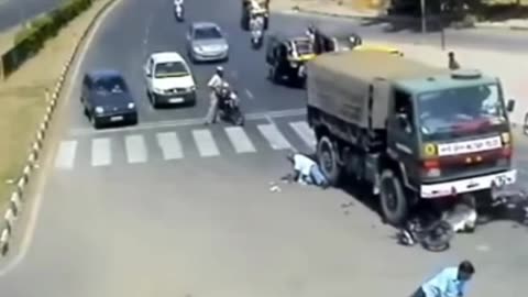 "आर्मी ट्रक ने भीड़ को रौंद डाला 😱 | सब देखते रह गए!"