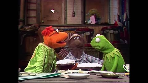 The Muppet Show - 524_ Roger Moore - Backstage #1 (1980)