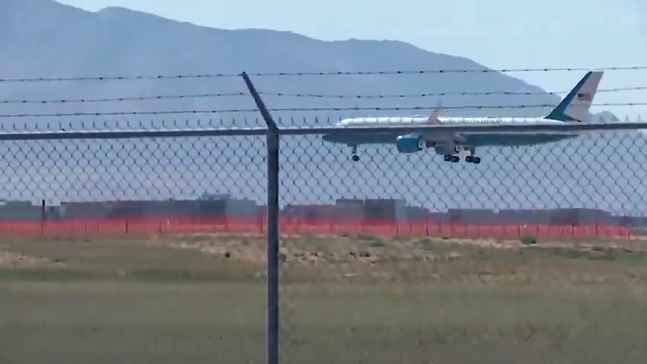 🚨#BREAKING: Watch as Vice President JD Vance arrives in Utah aboard Air Force Two