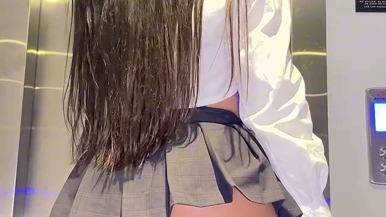 🍑 Baddie In Short Skirt 🔥