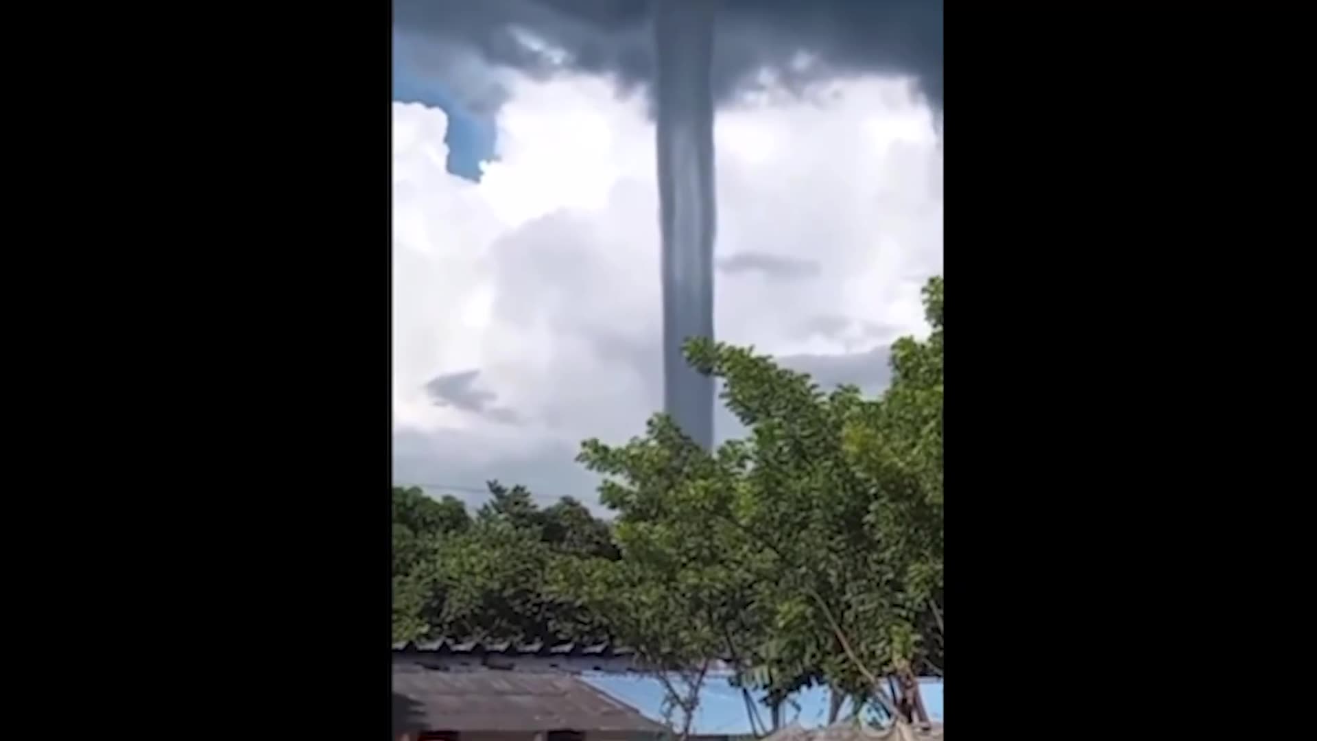 ITS ON THE LOOSE! CRAZY UFO VIDEOS WATCH NOW!