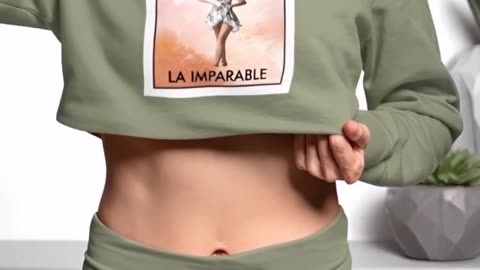 Why is everyone obsessed with this radiant tee? You gotta see it glow #LaRadiante #StreetStyle