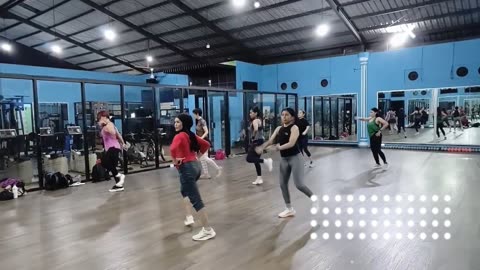 Curvy Bombshell Shakes It Hard – Zumba Like You’ve Never Seen! 